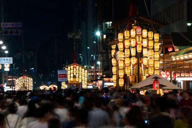 祇園祭　宵山　ライトアップされる山鉾