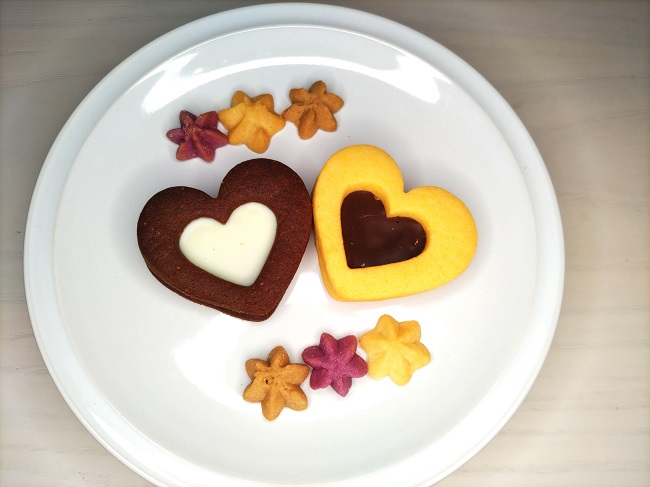 お皿に並んだ2種類のハートクッキーと3種類の星クッキー。