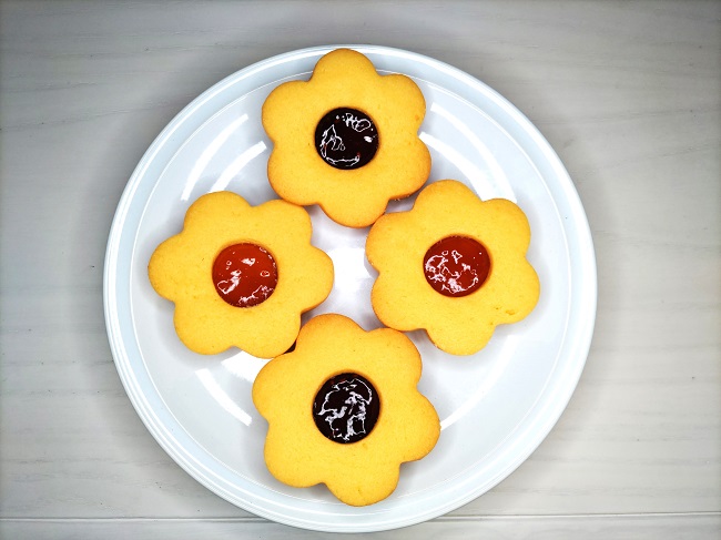 お皿に並ぶ2種類の花型クッキー。