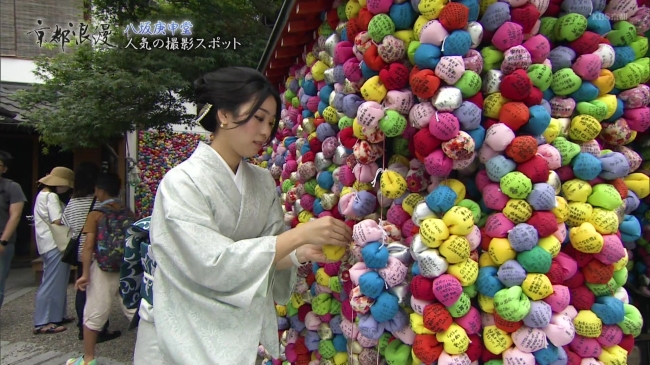 『八坂庚申堂』でくくり猿を奉納する女性