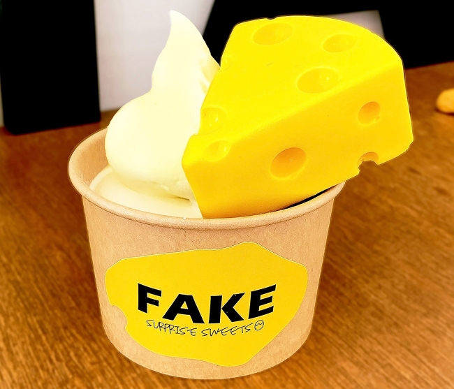 『FAKE surprise sweets』の『そっくりチーズケーキソフト』