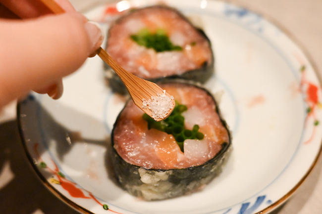 お寿司の天ぷらに塩をトッピング