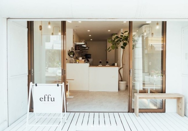 『effu－herbaltea and shisha stand―』の白色と木のぬくもりが特徴的な店舗外観。