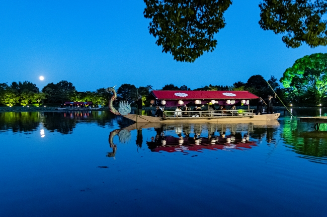 大沢池に浮かぶ龍頭鷁首舟と月