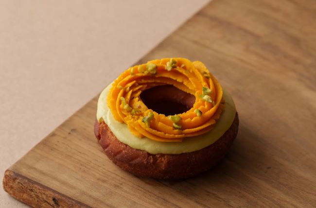 koe donuts kyotoの『有機かぼちゃとピスタチオチーズ オールドファッション』
