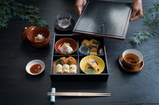 「6ishiki（ムイシキ）」の別館「hanare」の弁当スタイルの料理