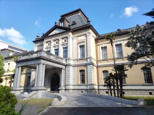 京都府庁旧本館の正面外観。