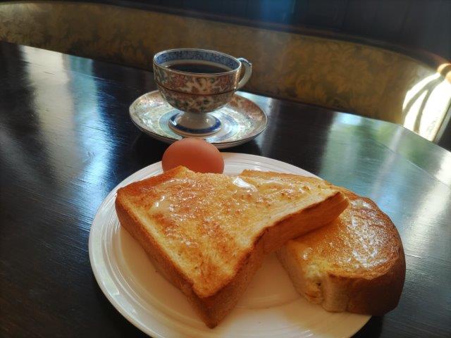 『salon de 1904』のトーストとゆで卵、コーヒーが付く『モーニングセット』。