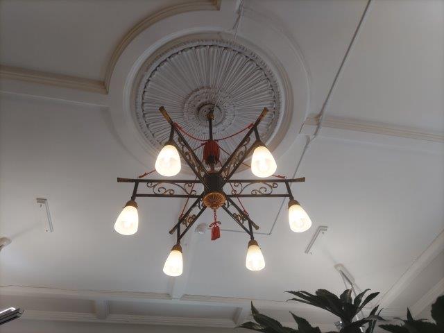 府庁時代に使われていた天井照明。