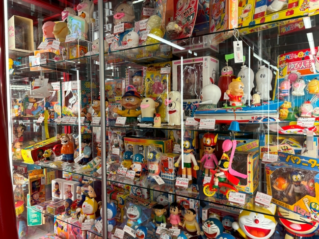 「まんだらけ京都店」の玩具が並ぶショーケース