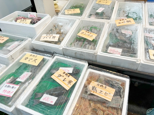 大六丸の店内に並ぶ舞鶴産の魚