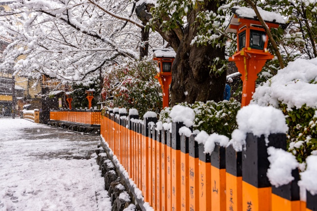 雪の京都東山　祇園白川