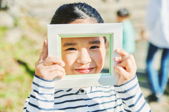 額からのぞく子どもの顔