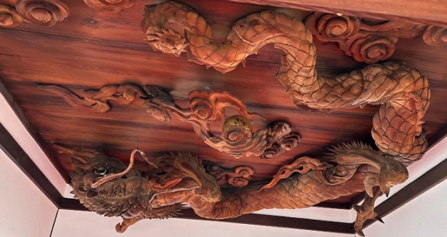 瀧尾神社の木彫りの龍