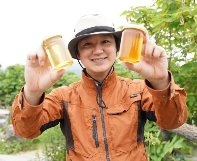 蜂蜜を持っている市川拓三郎さん