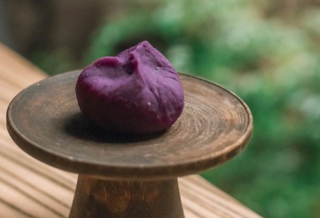 紫芋餡を使った和菓子である静