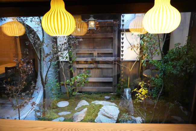 温 京都御幸町の店内から見える中庭
