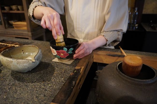 店主により一杯ずつ点てられる抹茶