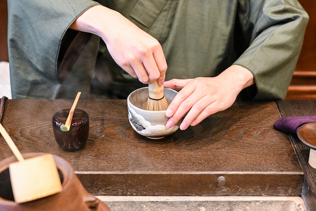 男性が抹茶を点てる手元