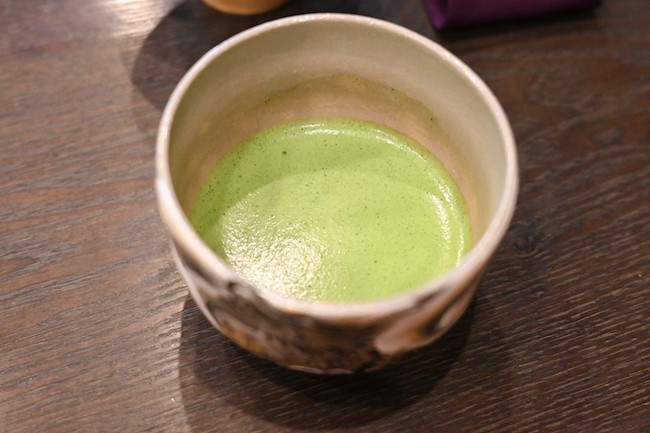 ベージュ色の茶碗に入った抹茶