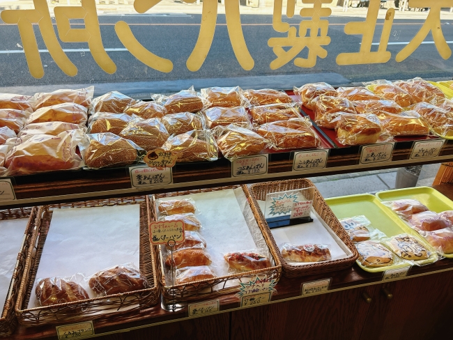 棚に並ぶたくさんの種類のパン