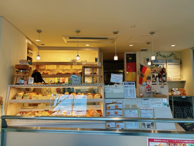 ドイツの街角にあるパン屋さんそのままといった雰囲気の店内
