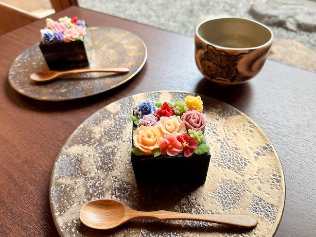 金のお皿に乗った花餡ケーキと抹茶