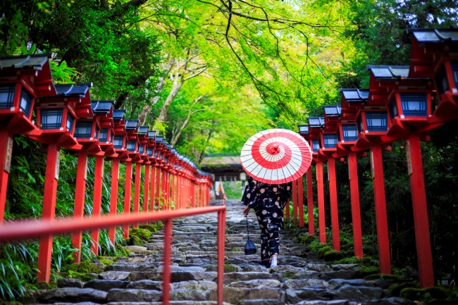 貴船神社を歩く和傘の女性