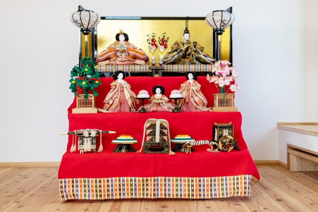 部屋の中に飾られた三段飾りのひな人形（京都風の並べ方）