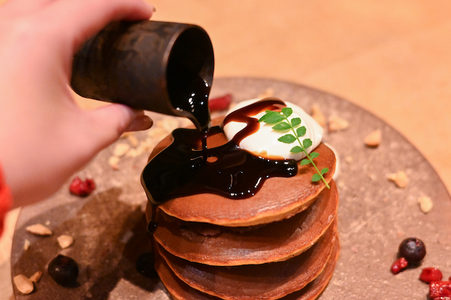 どら焼きに黒蜜をかける停止画