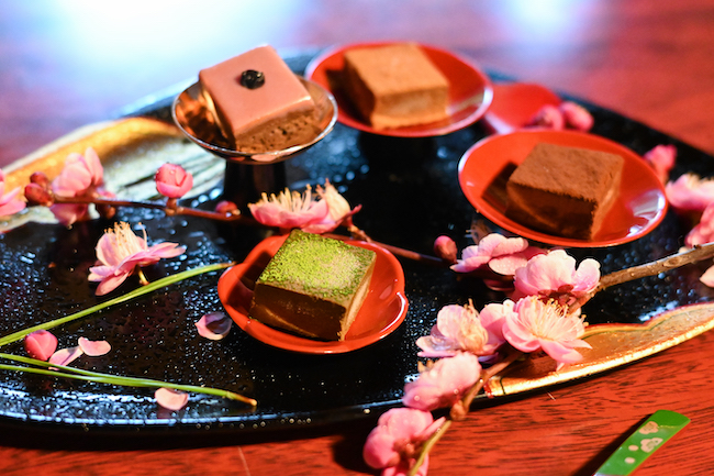 黒いお盆と赤いお皿にのった四種類の生チョコレート