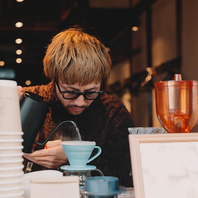 店主がコーヒーを淹れている