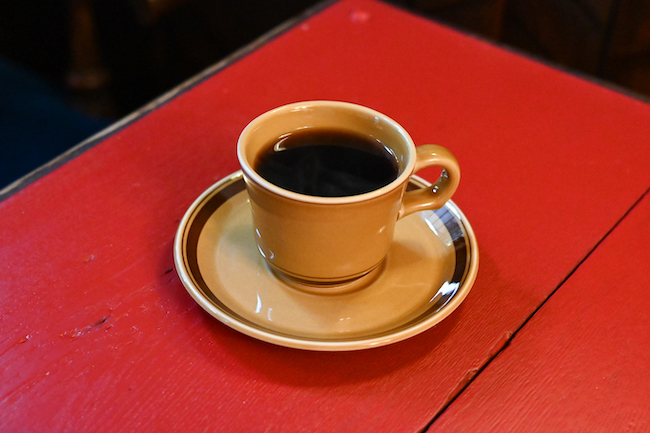 茶色のマグカップに入ったホットコーヒー