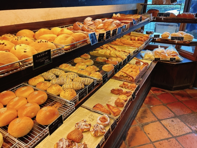 たくさんの種類のパンが並ぶ店内