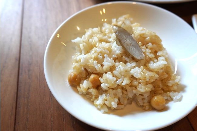 ひよこ豆と新ごぼう入りの玄米ご飯