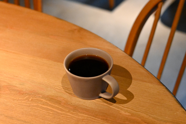 茶色いマグカップに入ったホットコーヒー