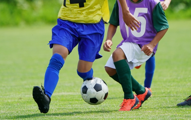 サッカーをする少年たち