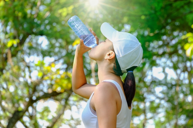 水を飲む人