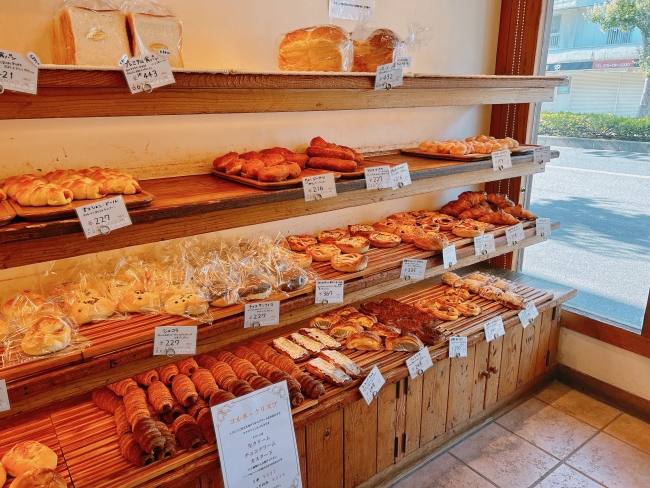 棚に並ぶ種類豊富なパン