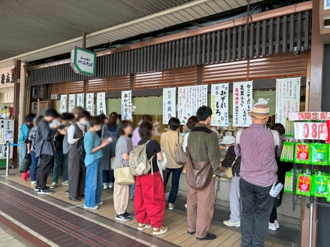 出町ふたばの店頭に並ぶ人々