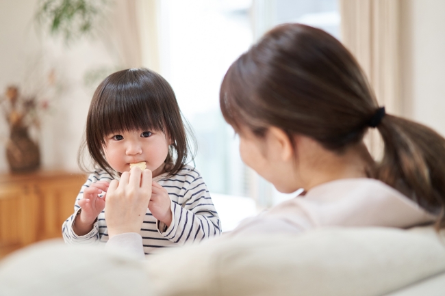 お菓子を食べる女の子