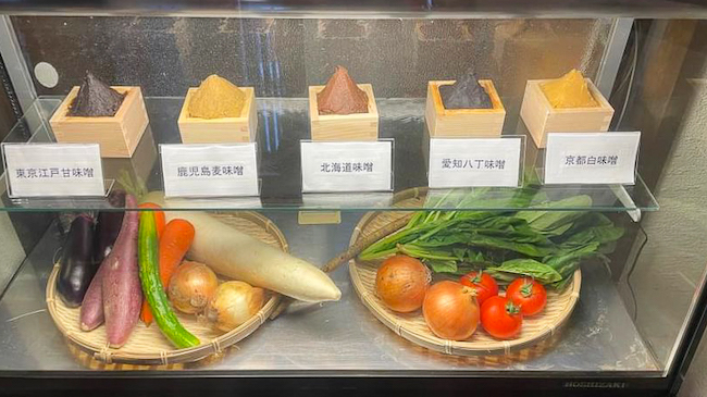 お味噌と野菜が陳列された棚