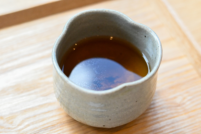 湯呑みに入ったほうじ茶