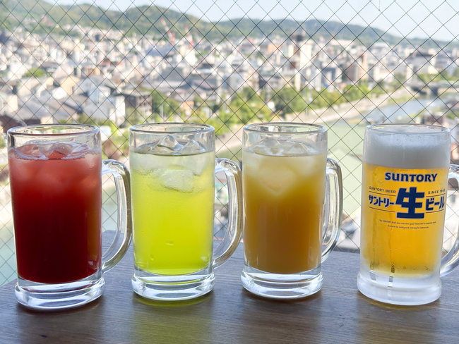 グラスに入ったビールとカクテル