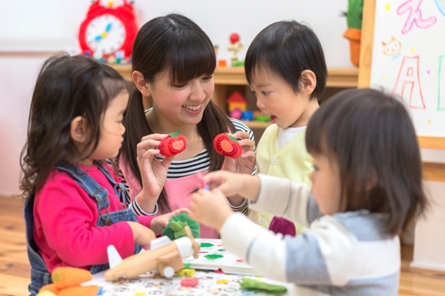 保育園で楽しむ子供たち