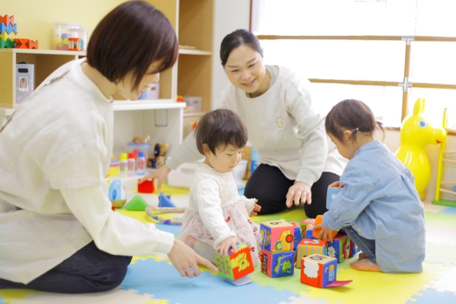 オトナリラボのキッズスペースで遊び子どもたち