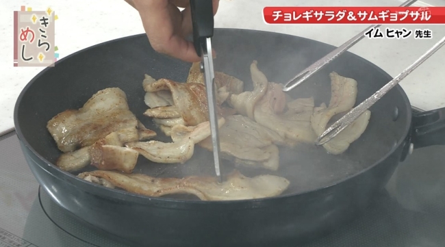 豚肉を切る