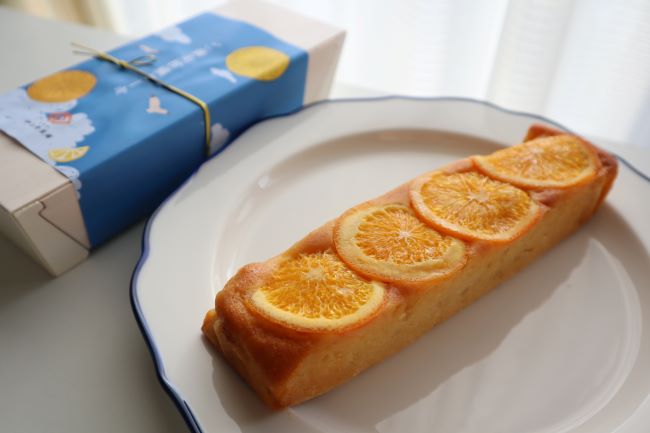 「ご褒美柑橘ケーキ」の箱とカット前