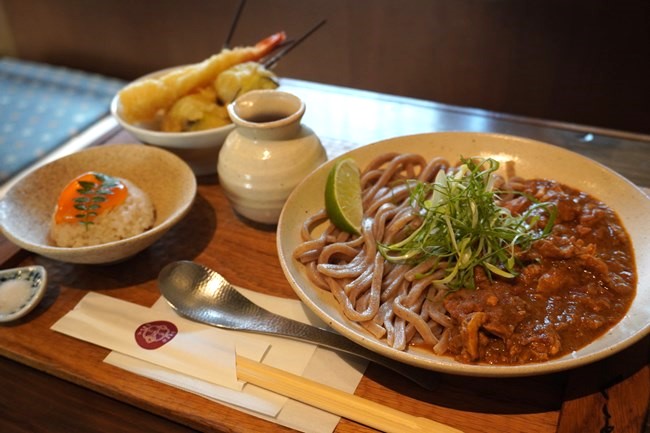 京都四条くをんの串天3種盛りかしわキーマうどん