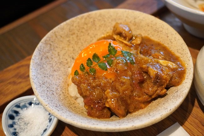 西京味噌漬けにした卵黄と麦ごはんにかけたかしわキーマカレー